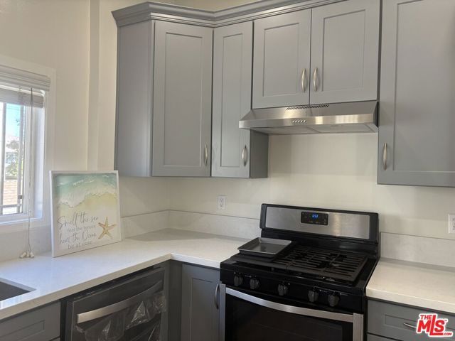 915 S Grand View Street, Los Angeles, CA 90006
