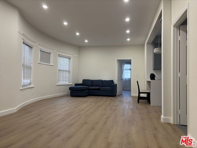 915 S Grand View Street, Los Angeles, CA 90006