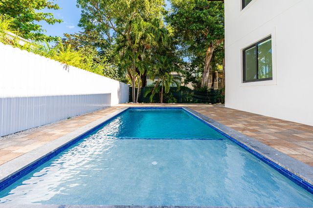 50 Transylvania Avenue, Key Largo, FL 33037