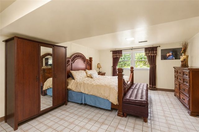 171 Crescent Garden Dr, Penn Hills, PA 15235