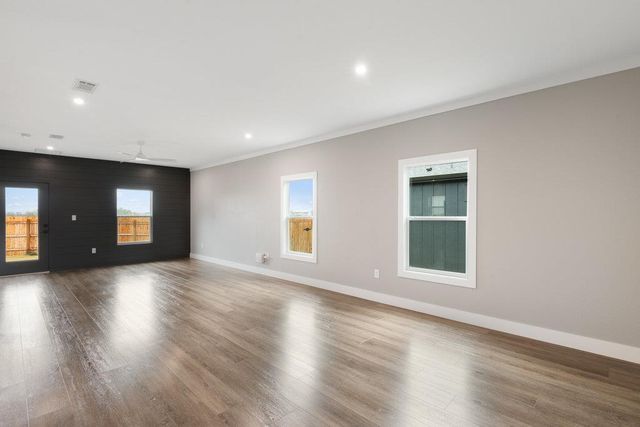 2027 Applewood DR, Lockhart, TX 78644