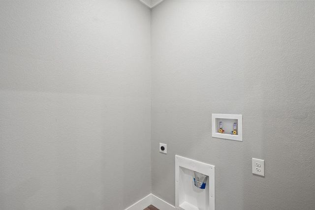 2027 Applewood DR, Lockhart, TX 78644