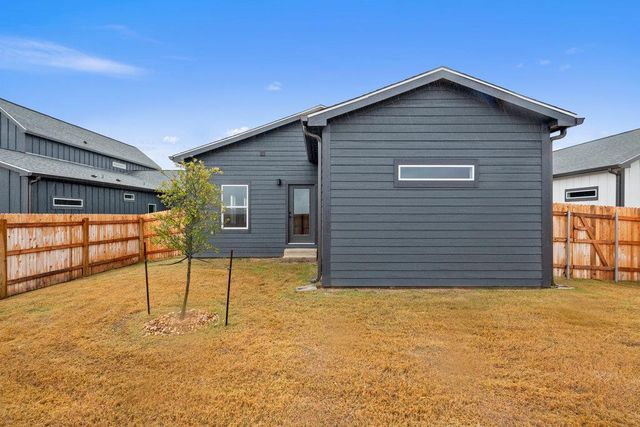 2027 Applewood DR, Lockhart, TX 78644