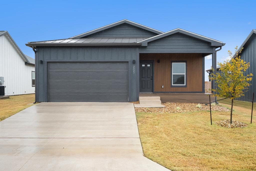 2027 Applewood DR, Lockhart, TX 78644