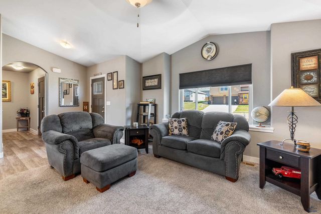 6674 CAMBRIDGE PL, Summerset, SD 57718