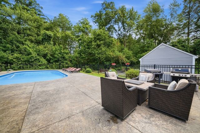 737 North St, Tewksbury, MA 01876