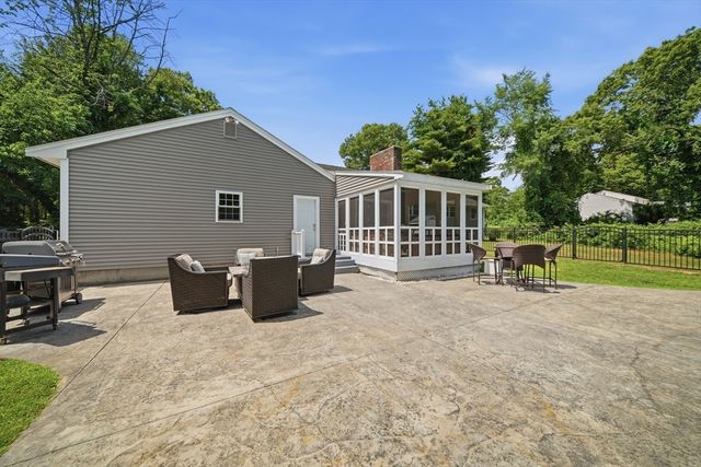 737 North St, Tewksbury, MA 01876