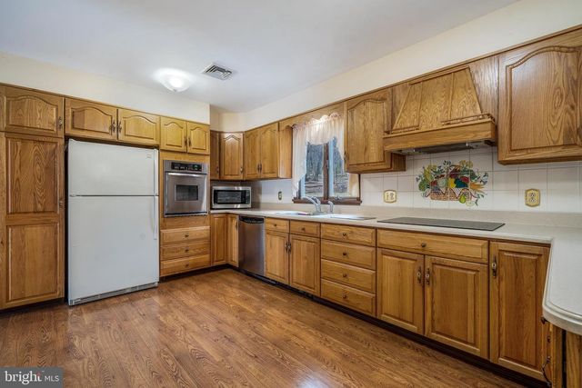 169 E MOUNTAIN RD, Hillsborough, NJ 08844