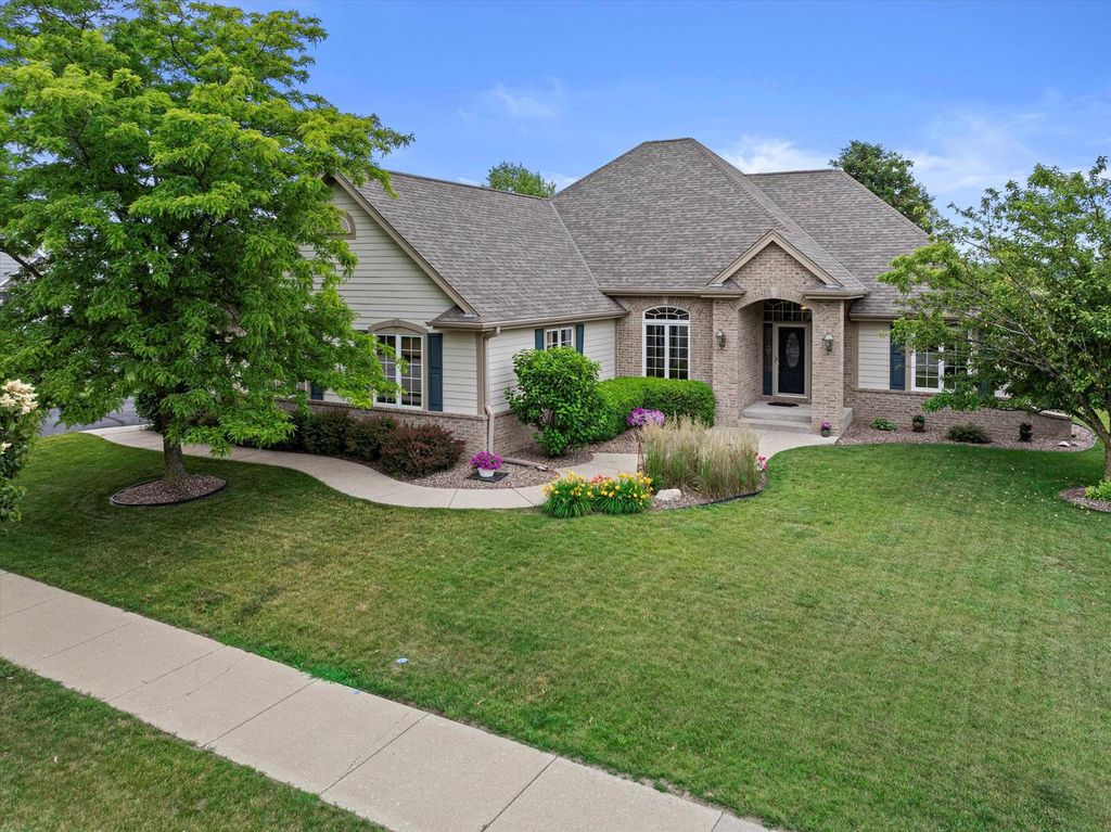 1855 River Lakes ROAD S, Oconomowoc, WI 53066