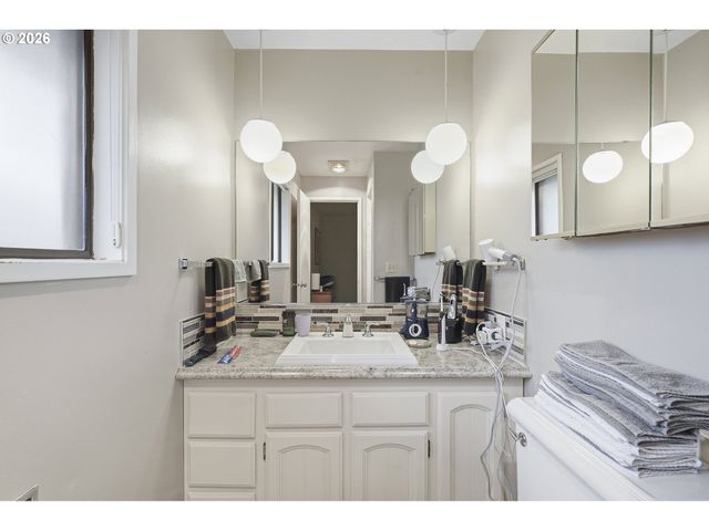 7505 Sw HYLAND Way, Beaverton, OR 97008