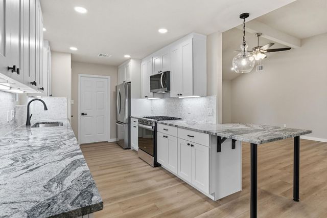 900 Morgan Hill DR, Dripping Springs, TX 78620