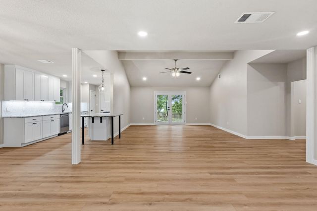 900 Morgan Hill DR, Dripping Springs, TX 78620