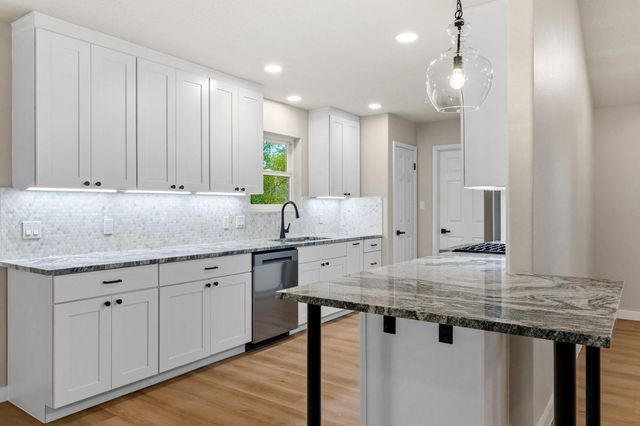 900 Morgan Hill DR, Dripping Springs, TX 78620