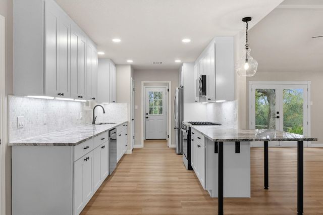 900 Morgan Hill DR, Dripping Springs, TX 78620