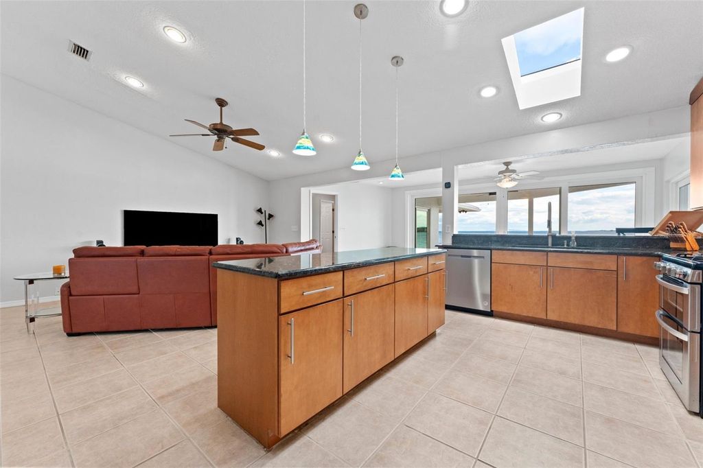 Image 11 of property listing at 2936 68TH AVENUE S, St Petersburg, FL 33712