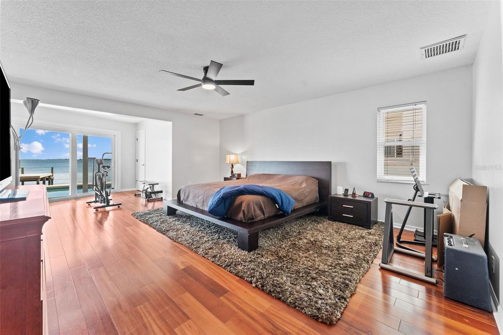 Image 18 of property listing at 2936 68TH AVENUE S, St Petersburg, FL 33712