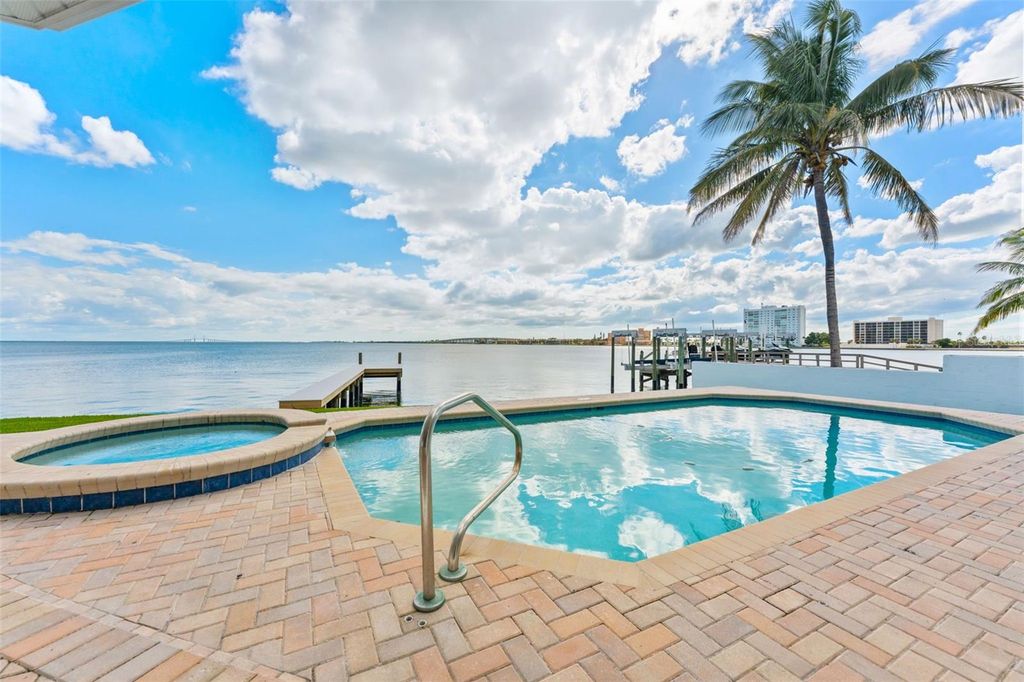 Image 3 of property listing at 2936 68TH AVENUE S, St Petersburg, FL 33712