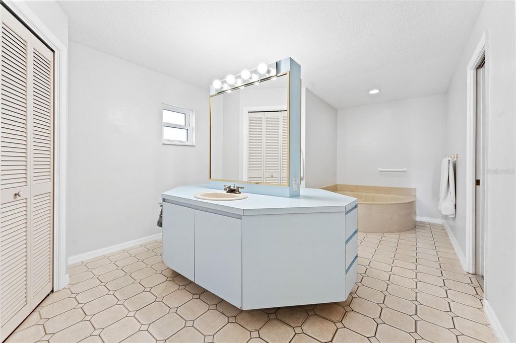 Image 21 of property listing at 2936 68TH AVENUE S, St Petersburg, FL 33712