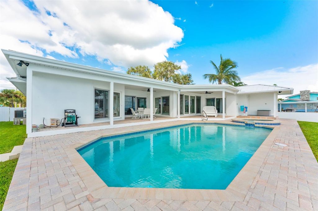 Image 37 of property listing at 2936 68TH AVENUE S, St Petersburg, FL 33712