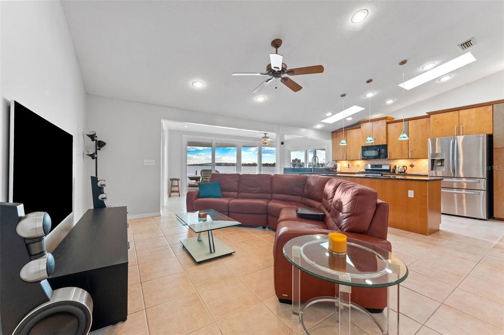 Image 7 of property listing at 2936 68TH AVENUE S, St Petersburg, FL 33712