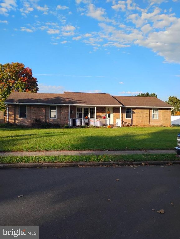 Image 1 of property listing at 1 ASPEN CT, Douglassville, PA 19518