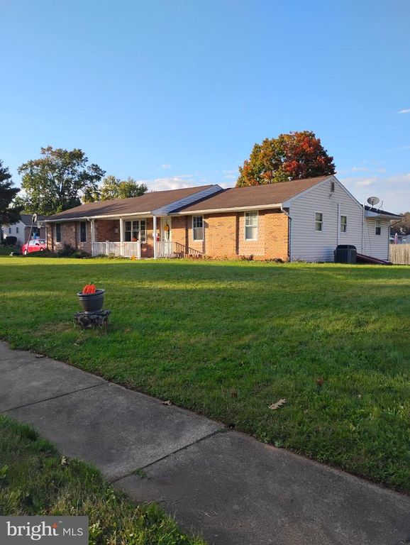 Image 2 of property listing at 1 ASPEN CT, Douglassville, PA 19518