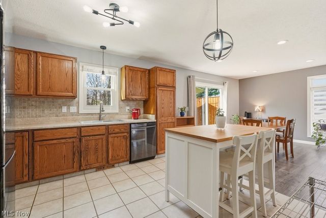 2104 Van Oaks Drive, Twinsburg, OH 44087