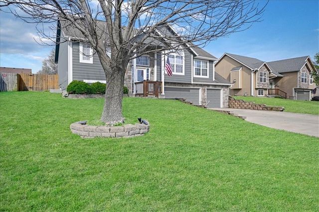 218 S Melrose Lane, Tonganoxie, KS 66086