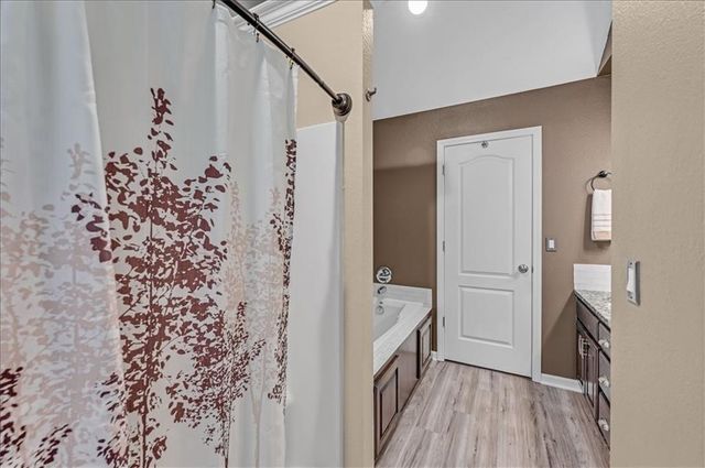 218 S Melrose Lane, Tonganoxie, KS 66086