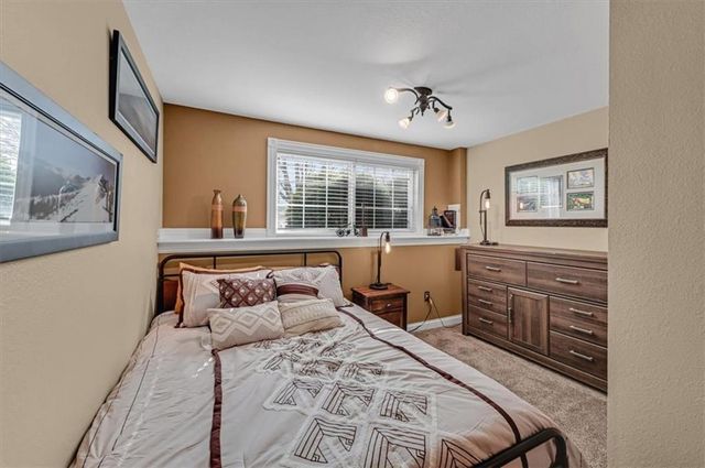 218 S Melrose Lane, Tonganoxie, KS 66086