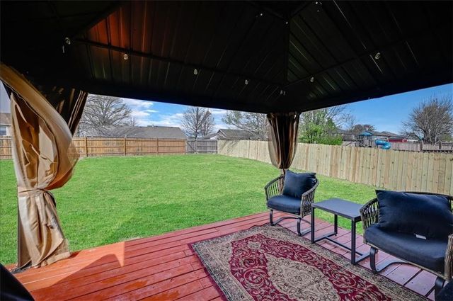218 S Melrose Lane, Tonganoxie, KS 66086