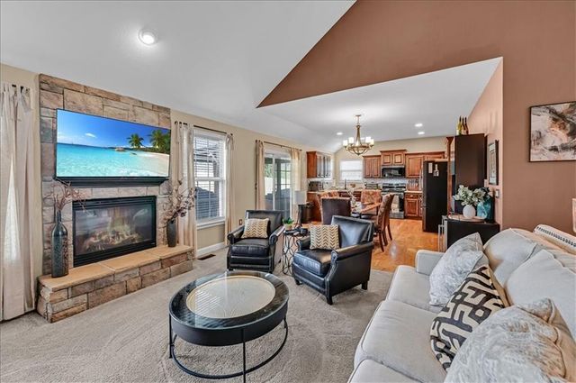 218 S Melrose Lane, Tonganoxie, KS 66086