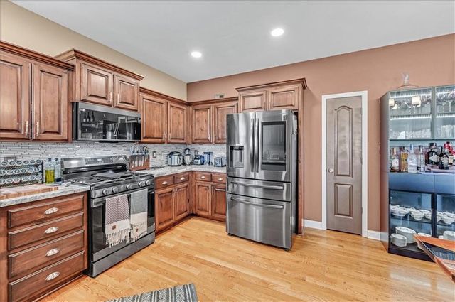 218 S Melrose Lane, Tonganoxie, KS 66086