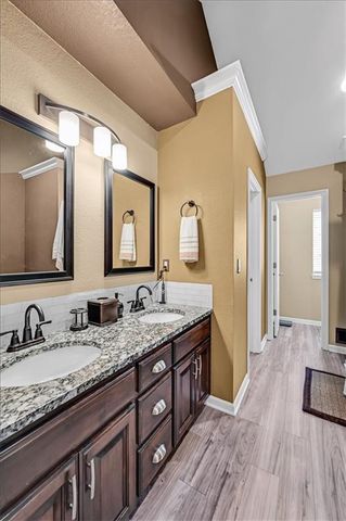 218 S Melrose Lane, Tonganoxie, KS 66086
