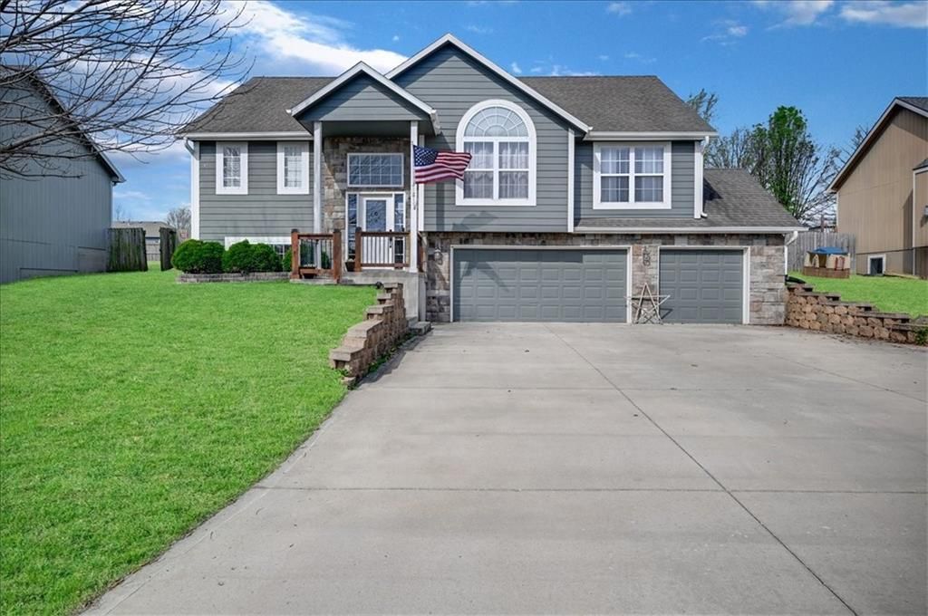 218 S Melrose Lane, Tonganoxie, KS 66086
