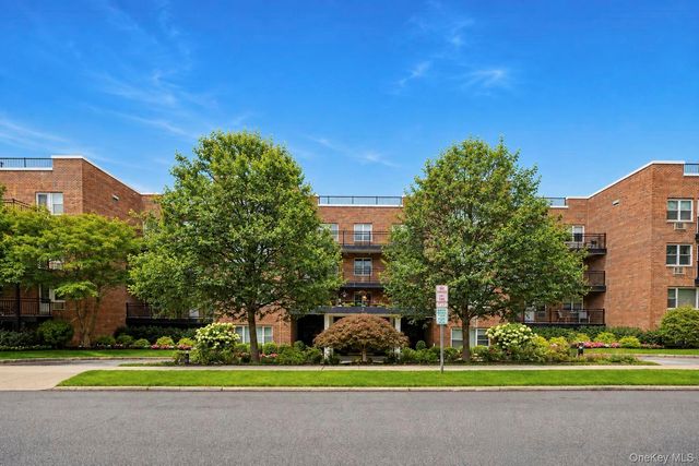 25 Chapel Place 2M, Great Neck, NY 11021