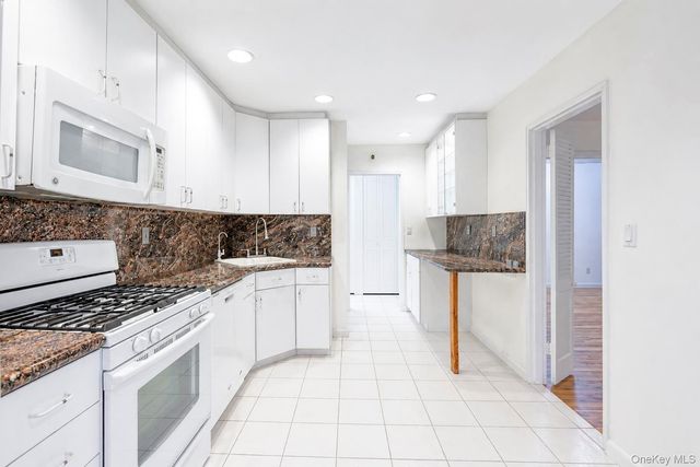25 Chapel Place 2M, Great Neck, NY 11021