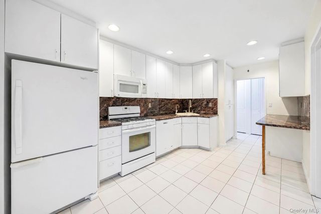25 Chapel Place 2M, Great Neck, NY 11021