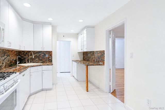 25 Chapel Place 2M, Great Neck, NY 11021