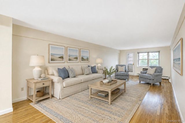 25 Chapel Place 2M, Great Neck, NY 11021