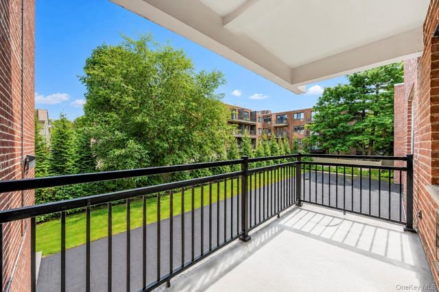 25 Chapel Place 2M, Great Neck, NY 11021