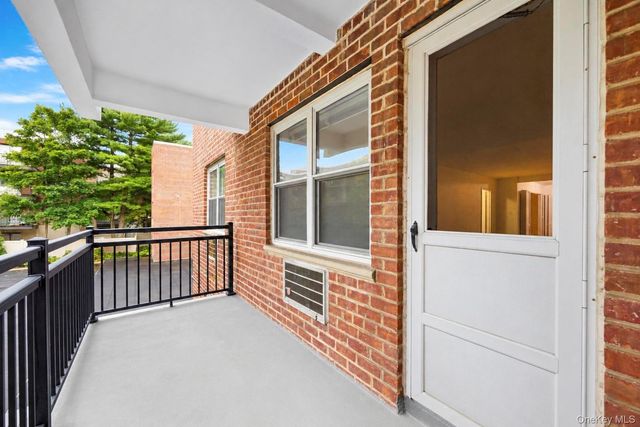 25 Chapel Place 2M, Great Neck, NY 11021