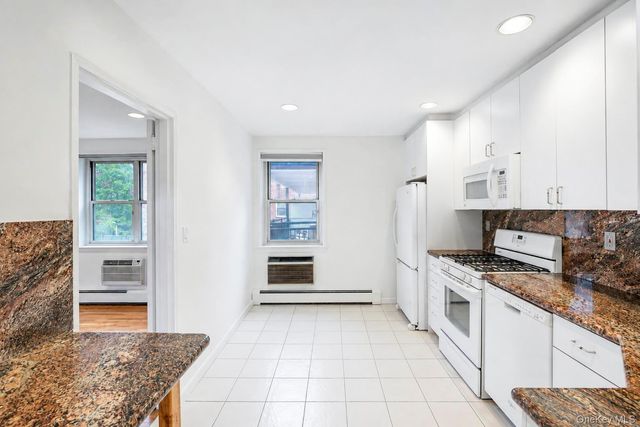25 Chapel Place 2M, Great Neck, NY 11021