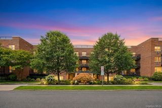 25 Chapel Place 2M, Great Neck, NY 11021