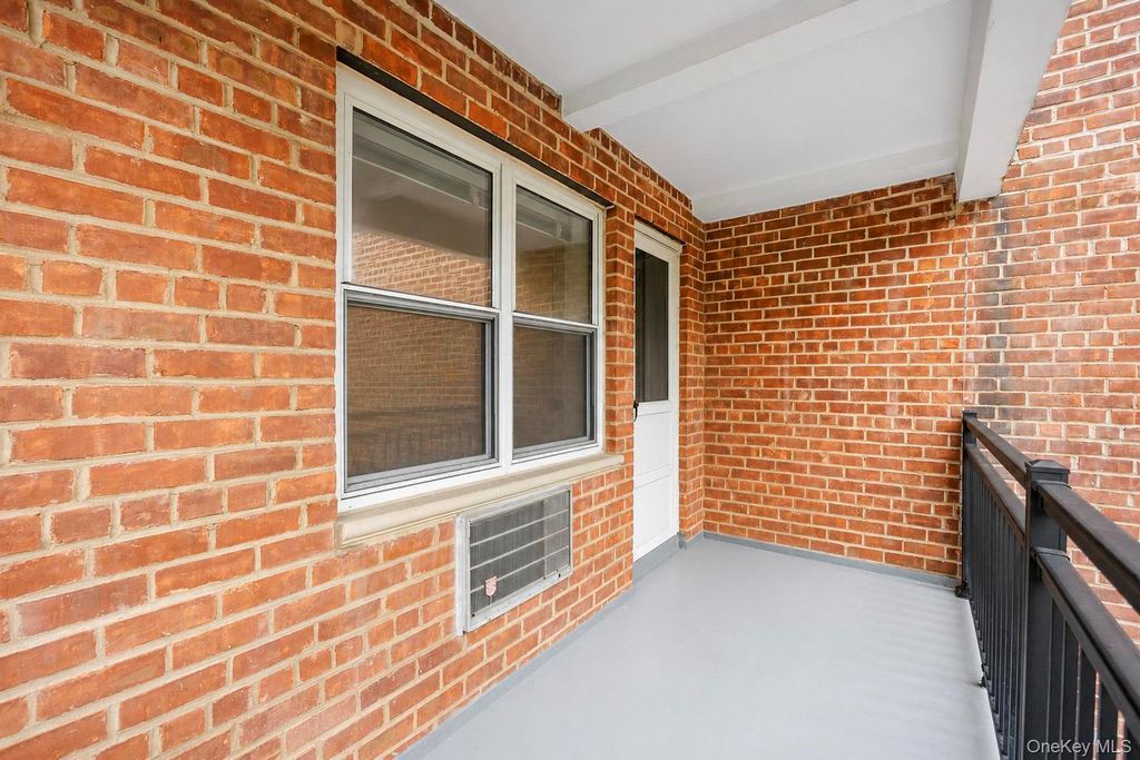 25 Chapel Place 2M, Great Neck, NY 11021 — photo 5