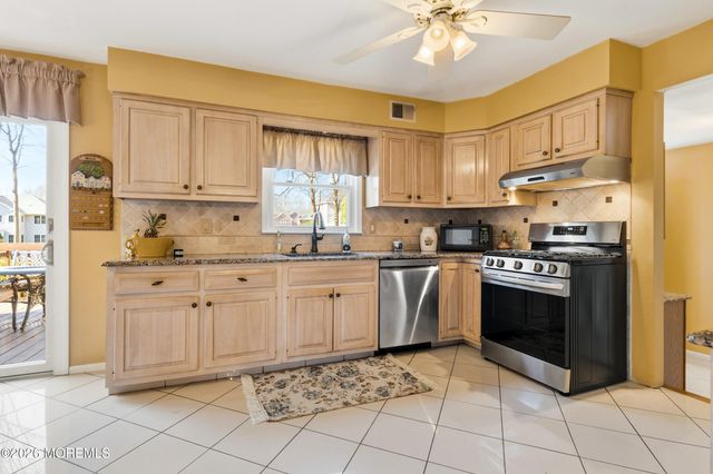 3 Manalapan Woods Drive, Manalapan, NJ 07726