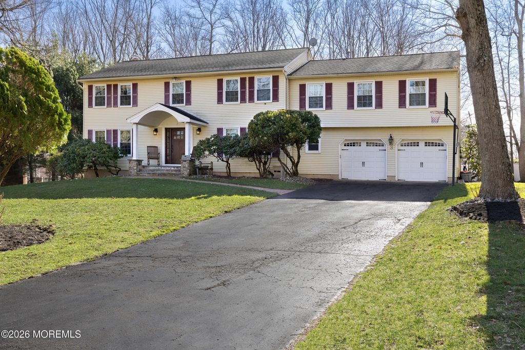 3 Manalapan Woods Drive, Manalapan, NJ 07726