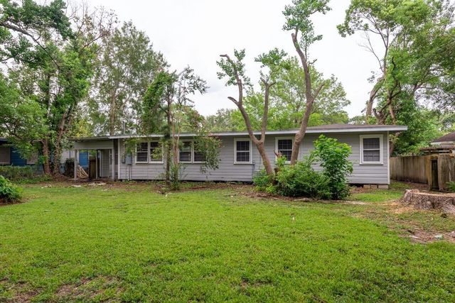 1702 W Crockett Street, La Marque, TX 77568