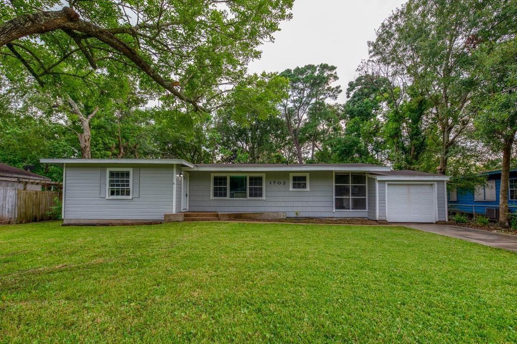 1702 W Crockett Street, La Marque, TX 77568
