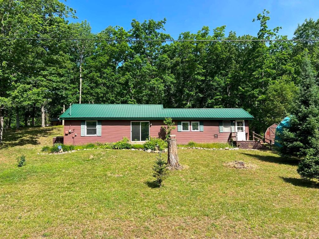 305 N Beverly Drive, Harrison, MI 48625